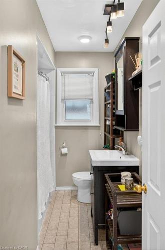 426 East 37Th Street, Hamilton, ON - Indoor Photo Showing Bathroom