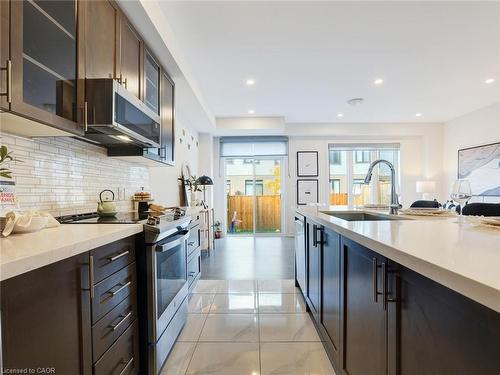 100-166 Deerpath Drive, Guelph, ON - Indoor Photo Showing Kitchen With Upgraded Kitchen