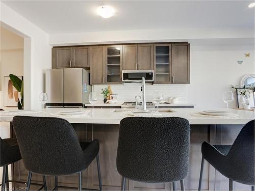 100-166 Deerpath Drive, Guelph, ON - Indoor Photo Showing Kitchen With Upgraded Kitchen