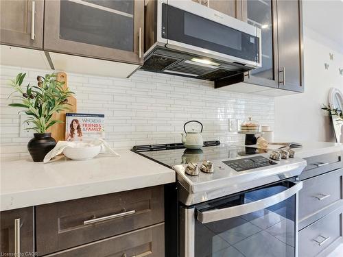 100-166 Deerpath Drive, Guelph, ON - Indoor Photo Showing Kitchen With Upgraded Kitchen