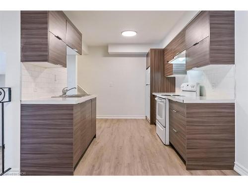 212-250 Montmorency Drive, Hamilton, ON - Indoor Photo Showing Kitchen