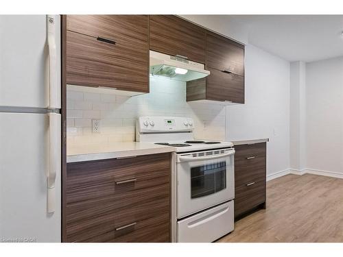 212-250 Montmorency Drive, Hamilton, ON - Indoor Photo Showing Kitchen