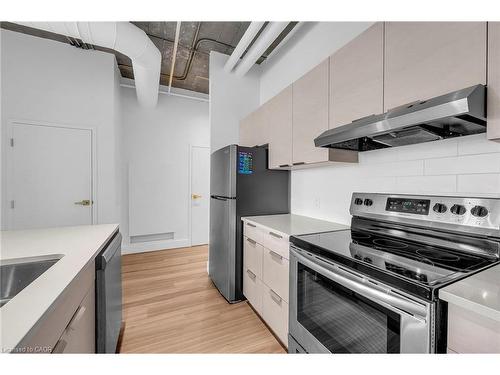221-120 Huron Street, Guelph, ON - Indoor Photo Showing Kitchen