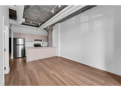 221-120 Huron Street, Guelph, ON - Indoor Photo Showing Kitchen