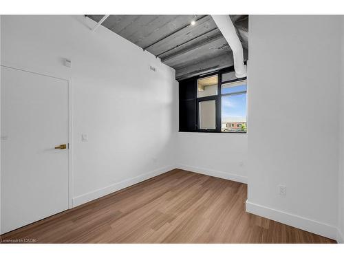 221-120 Huron Street, Guelph, ON - Indoor Photo Showing Other Room