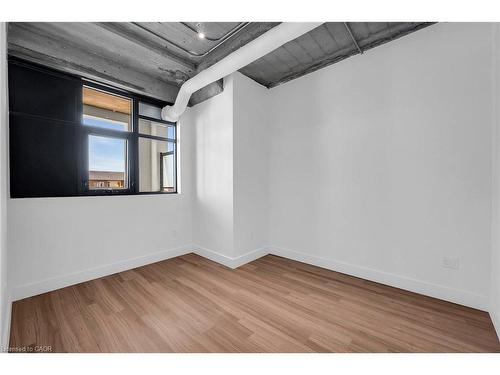 221-120 Huron Street, Guelph, ON - Indoor Photo Showing Other Room