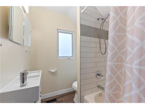 73 Albany Avenue, Hamilton, ON - Indoor Photo Showing Bathroom