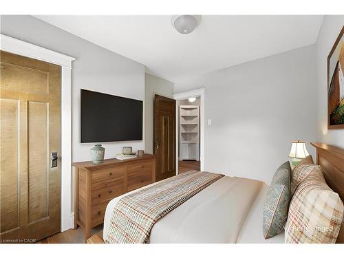 67 Kensington Avenue S, Hamilton, ON - Indoor Photo Showing Bedroom