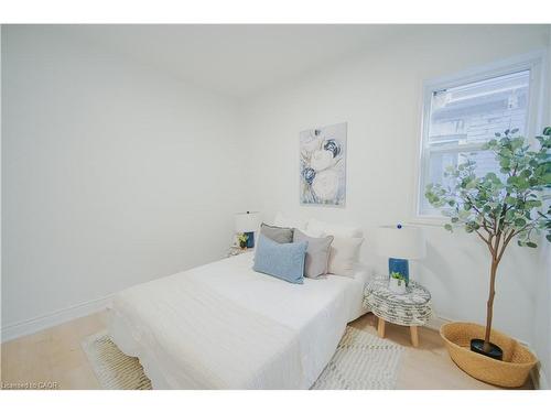 11 East 25Th Street, Hamilton, ON - Indoor Photo Showing Bedroom