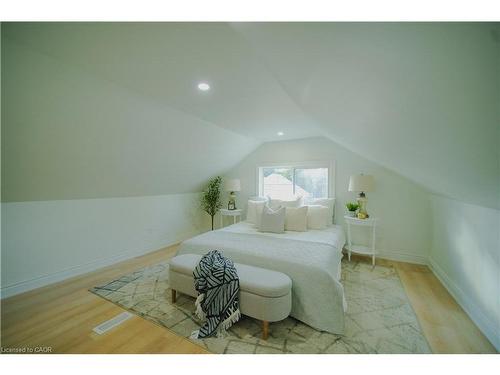 11 East 25Th Street, Hamilton, ON - Indoor Photo Showing Bedroom