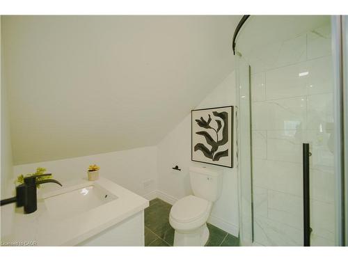 11 East 25Th Street, Hamilton, ON - Indoor Photo Showing Bathroom