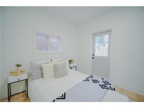 11 East 25Th Street, Hamilton, ON - Indoor Photo Showing Bedroom