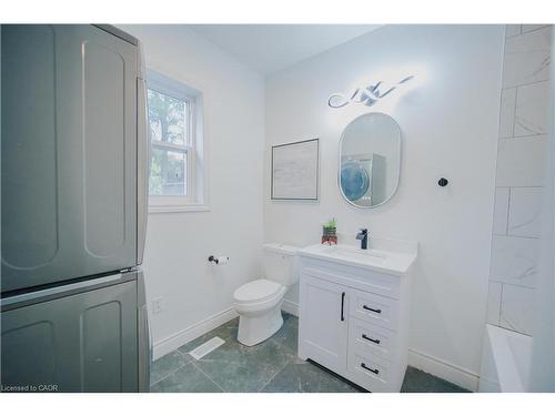 11 East 25Th Street, Hamilton, ON - Indoor Photo Showing Bathroom