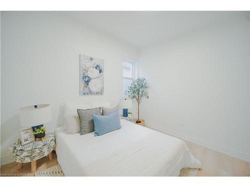 11 East 25Th Street, Hamilton, ON - Indoor Photo Showing Bedroom