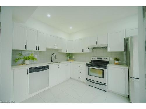 11 East 25Th Street, Hamilton, ON - Indoor Photo Showing Kitchen