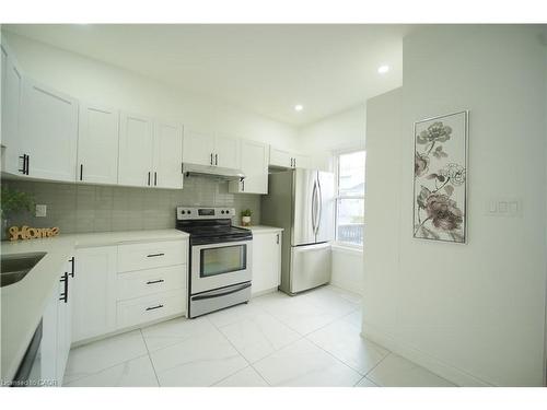 11 East 25Th Street, Hamilton, ON - Indoor Photo Showing Kitchen