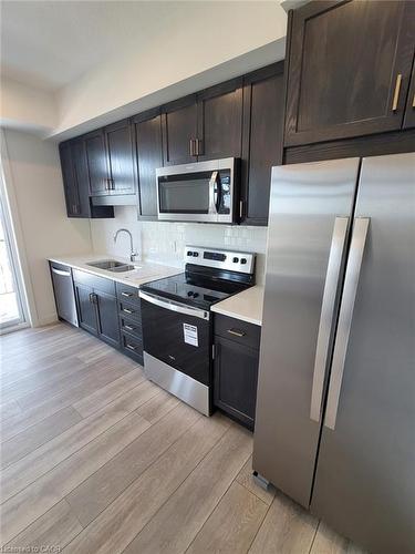 9-405 Myers Road, Cambridge, ON - Indoor Photo Showing Kitchen