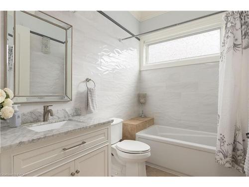 2073 Deramore Drive, Oakville, ON - Indoor Photo Showing Bathroom