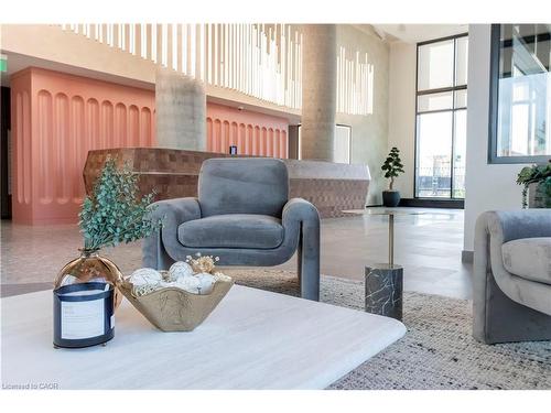 2114-25 Wellington Street S, Kitchener, ON - Indoor Photo Showing Living Room