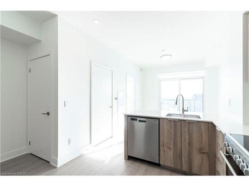 2114-25 Wellington Street S, Kitchener, ON - Indoor Photo Showing Kitchen