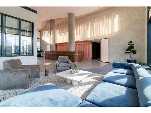 2114-25 Wellington Street S, Kitchener, ON - Indoor Photo Showing Living Room