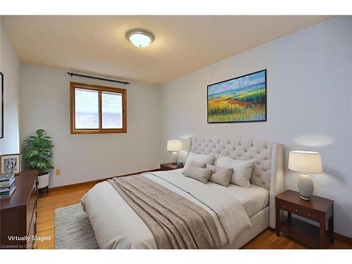 689 Penny Lane, Burlington, ON - Indoor Photo Showing Bedroom