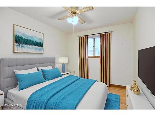 689 Penny Lane, Burlington, ON - Indoor Photo Showing Bedroom