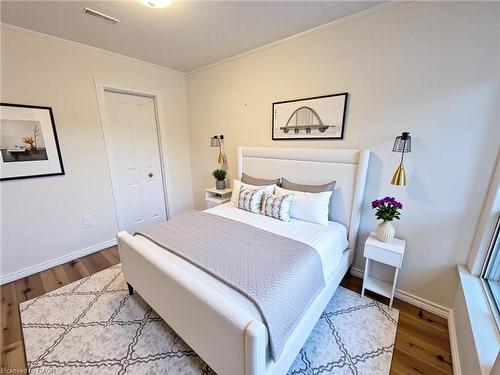 281 Wentworth Street N, Hamilton, ON - Indoor Photo Showing Bedroom