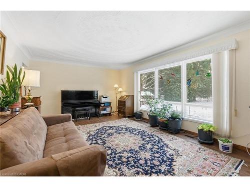 6780 Mcniven Road, Burlington, ON - Indoor Photo Showing Living Room