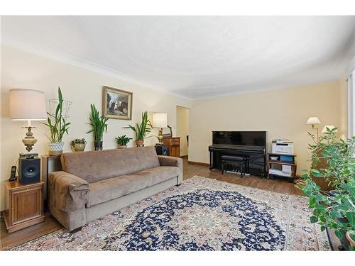 6780 Mcniven Road, Burlington, ON - Indoor Photo Showing Living Room