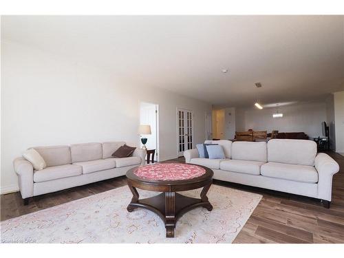 701-255 Keats Way, Waterloo, ON - Indoor Photo Showing Living Room