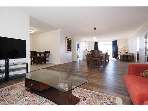 701-255 Keats Way, Waterloo, ON - Indoor Photo Showing Living Room