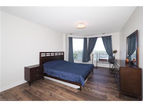 701-255 Keats Way, Waterloo, ON - Indoor Photo Showing Bedroom