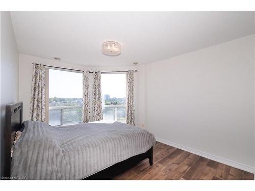 701-255 Keats Way, Waterloo, ON - Indoor Photo Showing Bedroom