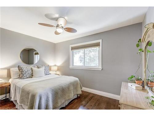1216 De Quincy Crescent, Burlington, ON - Indoor Photo Showing Bedroom