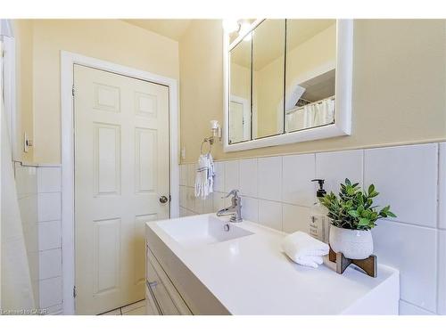 1216 De Quincy Crescent, Burlington, ON - Indoor Photo Showing Bathroom