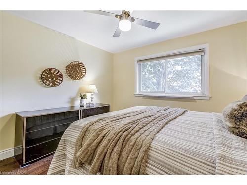 1216 De Quincy Crescent, Burlington, ON - Indoor Photo Showing Bedroom