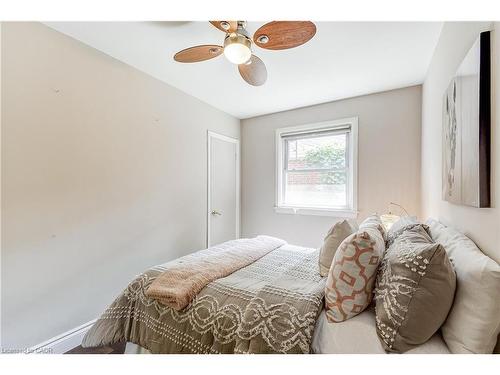 1216 De Quincy Crescent, Burlington, ON - Indoor Photo Showing Bedroom
