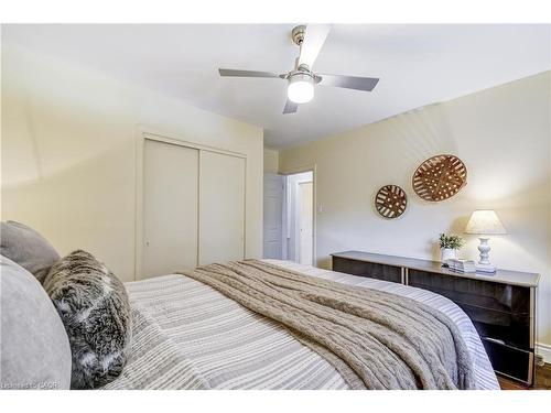 1216 De Quincy Crescent, Burlington, ON - Indoor Photo Showing Bedroom