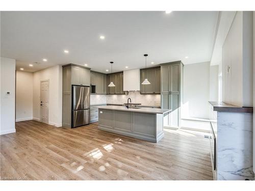 14 Olivia Place, Ancaster, ON - Indoor Photo Showing Kitchen With Upgraded Kitchen