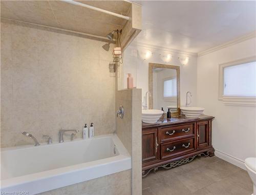 88 Wellington Street N, Kitchener, ON - Indoor Photo Showing Bathroom