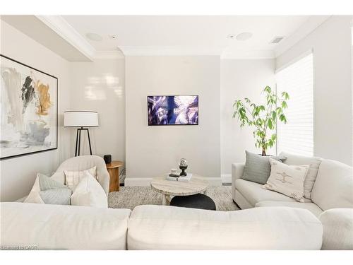 Th10-155 Caroline Street S, Waterloo, ON - Indoor Photo Showing Living Room