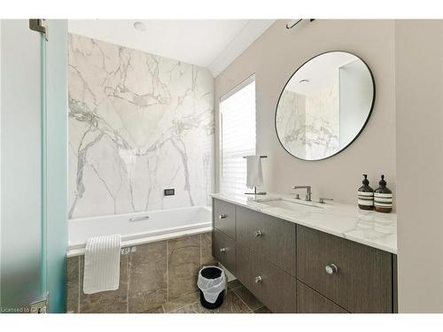 Th10-155 Caroline Street S, Waterloo, ON - Indoor Photo Showing Bathroom