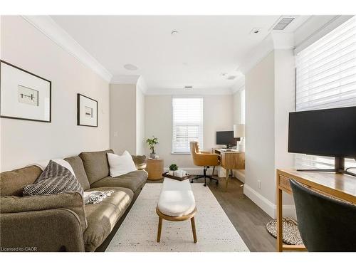 Th10-155 Caroline Street S, Waterloo, ON - Indoor Photo Showing Living Room