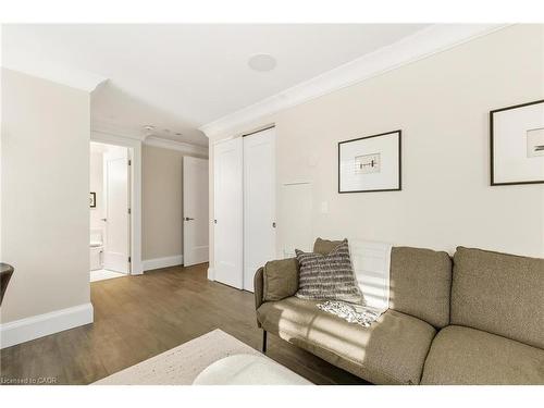 Th10-155 Caroline Street S, Waterloo, ON - Indoor Photo Showing Living Room