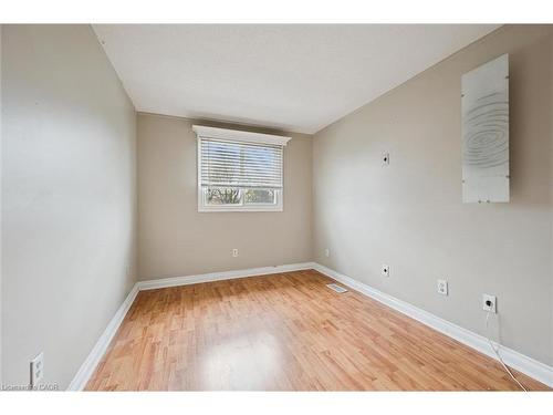 424 Benesfort Court, Kitchener, ON - Indoor Photo Showing Other Room