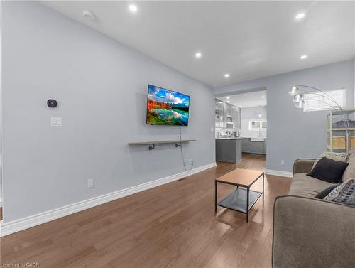 114 Burton Street, Hamilton, ON - Indoor Photo Showing Living Room