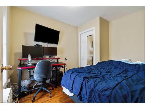 232 Wellington Street N, Hamilton, ON - Indoor Photo Showing Bedroom