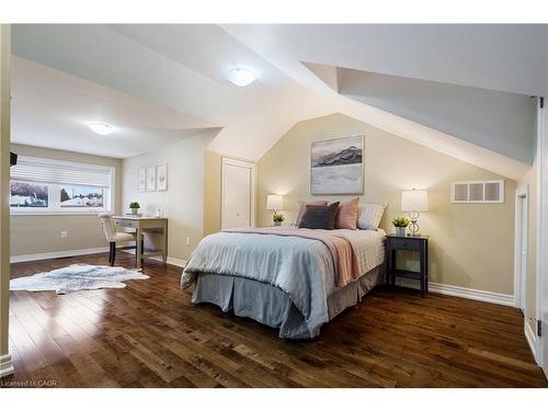 232 Wellington Street N, Hamilton, ON - Indoor Photo Showing Bedroom