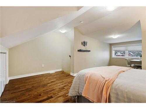 232 Wellington Street N, Hamilton, ON - Indoor Photo Showing Bedroom